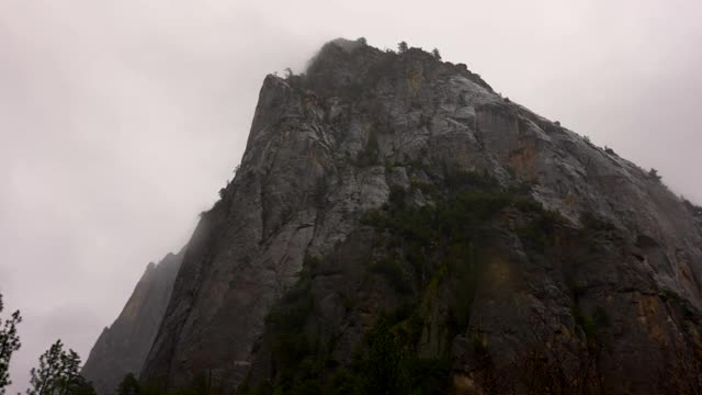 从左到右的大教堂岩石潘约塞米蒂山谷，暴风雨的一天，约塞米蒂国家公园，马里波萨县，加利福尼亚州，4K视频视频素材