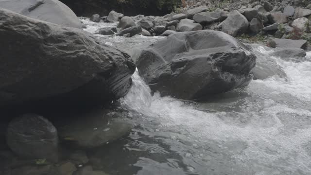 阿塞拜疆高加索美丽的山河。阿塞拜疆森林中央的一条河，上面有圆形的石头。稳定的凸轮拍摄视频素材