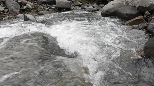 阿塞拜疆高加索美丽的山河。阿塞拜疆森林中央的一条河，上面有圆形的石头。稳定的凸轮拍摄视频素材