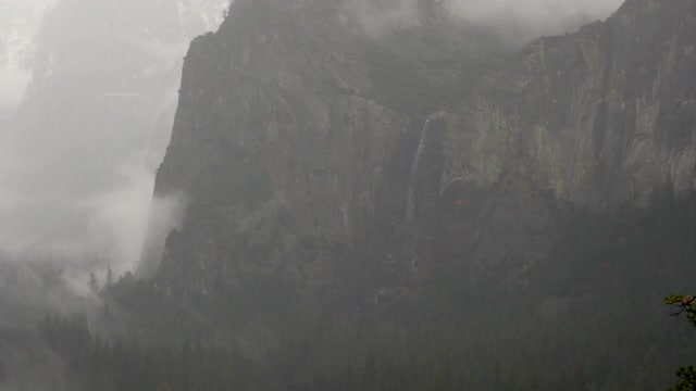 向上的远摄Pan的Bridalveil瀑布和大教堂岩石，约塞米蒂山谷，高架视图，从隧道视图，120公路，暴风雨的一天，约塞米蒂国家公园，马里波萨县，加利福尼亚州，4K视频视频素材