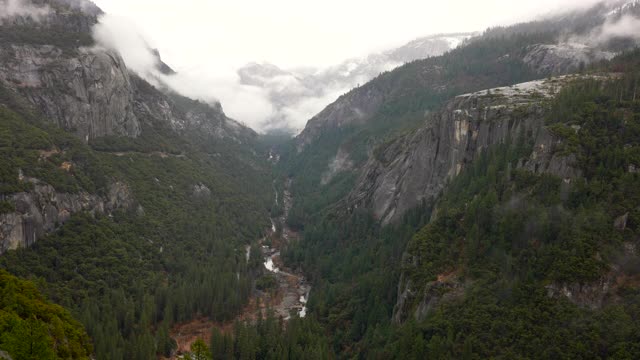 默塞德河，高架视图，120公路，暴风雨的一天，约塞米蒂国家公园，马里波萨县，加利福尼亚州，4K视频视频素材