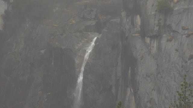 下约塞米蒂落在大雨，约塞米蒂山谷，暴风雨的一天，约塞米蒂国家公园，马里波萨县，加利福尼亚州，4K视频视频素材