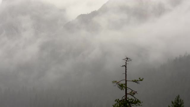 向上的盘约塞米蒂山谷和雾，大教堂岩石，高架视图，从隧道视图，120公路，暴风雨的一天，约塞米蒂国家公园，马里波萨县，加利福尼亚州，4K视频视频素材