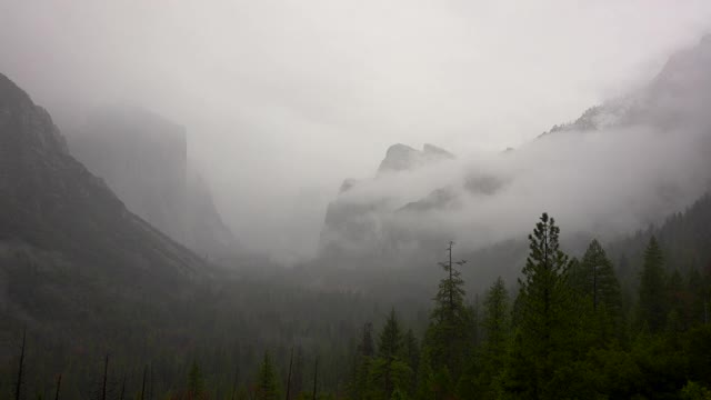 约塞米蒂山谷和雾，高架视图，从隧道视图，120公路，暴风雨的日子，约塞米蒂国家公园，马里波萨县，加利福尼亚州，4K视频视频素材