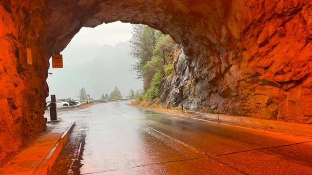 走出隧道在隧道视图，约塞米蒂山谷，万向镜头，雨天，约塞米蒂国家公园，马里波萨县，加利福尼亚州，4K视频视频素材