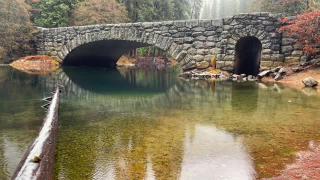 石曼桥，倒下的树与新雪和默塞德河，约塞米蒂山谷，万向镜头，雨天，约塞米蒂国家公园，马里波萨县，加利福尼亚州，4K视频视频素材