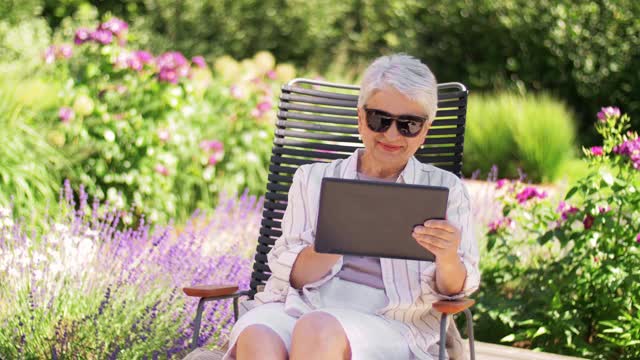 夏日花园，快乐的女士用平板电脑视频素材