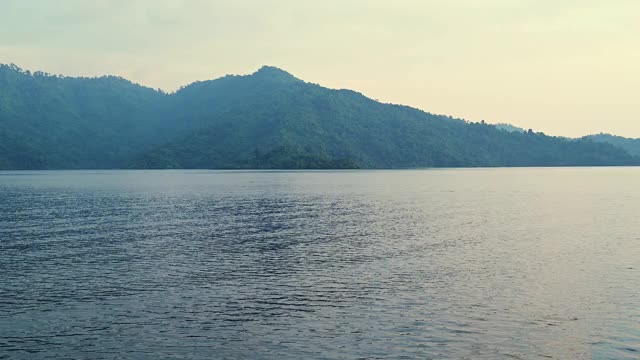 美丽的热带岛屿与蓝色的海洋和蓝天背景视频素材