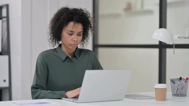 拿着笔记本电脑的非洲年轻女人没有手势视频素材