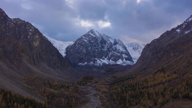 秋天的阿克特鲁山谷的卡拉塔什山。阿尔泰山脉。俄罗斯。空中Hyper Lapse, Time Lapse。视频素材