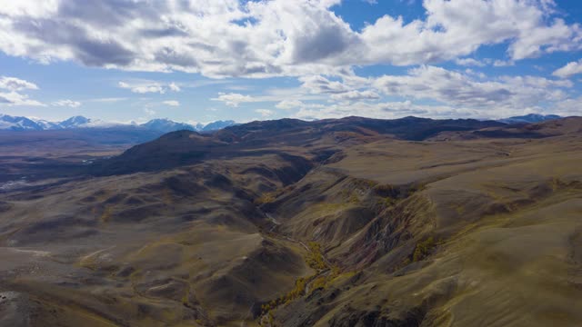 秋天的红土丘陵，高山和落叶松。鸟瞰图。火星。俄罗斯阿尔泰山脉。空中Hyper Lapse, Time Lapse视频素材