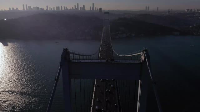 空中的Hyperlapse of Empty Nautical Vessel Ship Crossing Under a Bridge on Bosphorus - Drone Shots of Fatih Sultan Mehmet Bridge on Istanbul Bosphorus at Sunrise stock video伊斯坦布尔，伊斯坦布尔省，马尔马拉，土耳其-中东，Fatih Sultan Mehmet B视频素材