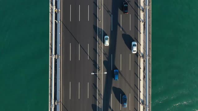 空中的Hyperlapse of Empty Nautical Vessel Ship Crossing Under a Bridge on Bosphorus - Drone Shots of Fatih Sultan Mehmet Bridge on Istanbul Bosphorus at Sunrise stock video伊斯坦布尔，伊斯坦布尔省，马尔马拉，土耳其-中东，Fatih Sultan Mehmet B视频素材