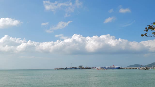 美丽的夏日大海和蓝天白云从苏梅岛码头，泰国视频素材