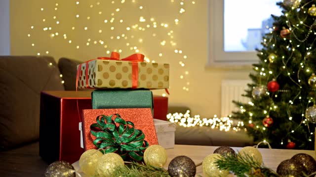 许多圣诞礼物放在桌子上的圣诞树的背景视频素材