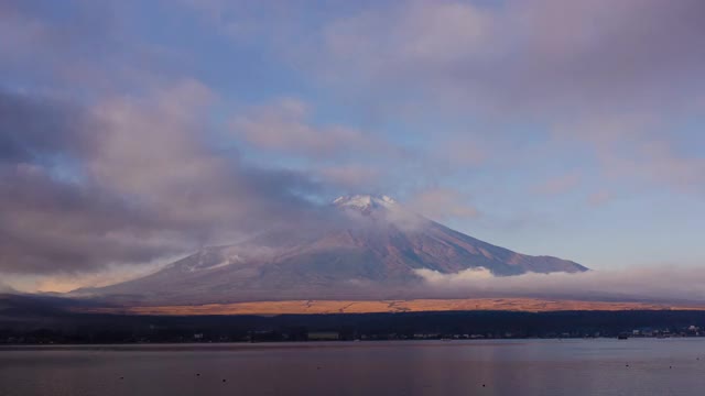 早晨富士山在山中湖上空的超光速视频视频素材