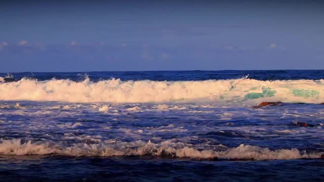 海浪和日落一起冲浪视频素材