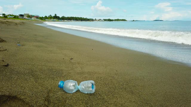 海滩被塑料和废物污染了视频素材