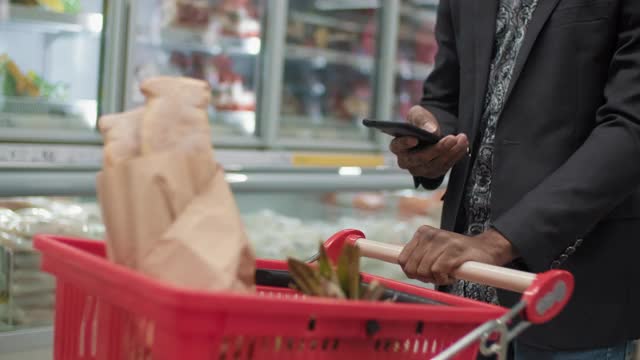 一个面目全非的男人在买食物视频素材