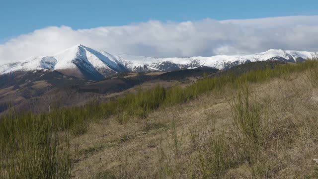 远处西班牙比利牛斯山的雪山山峰视频素材