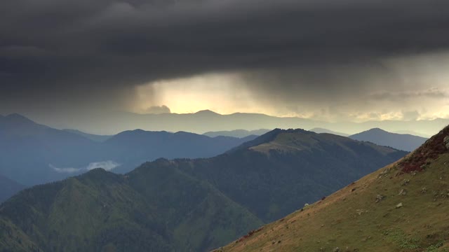 连绵山川的剪影视频素材