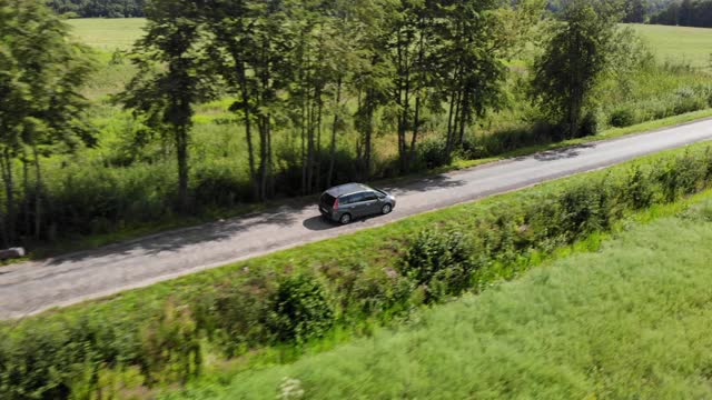 鸟瞰夏季行车道路农业区。乡间的柏油路，麦田。鸟瞰图公路旅行旅行旅行度假自然乡村乡村景观。视频素材