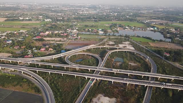 高速公路和沿路通往城市的道路都有自然景观。视频素材