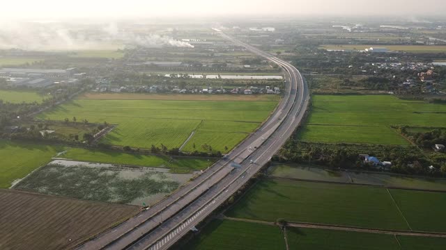 高速公路和沿路通往城市的道路都有自然景观。视频素材