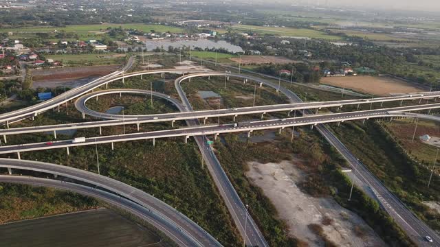 高速公路和沿路通往城市的道路都有自然景观。视频素材