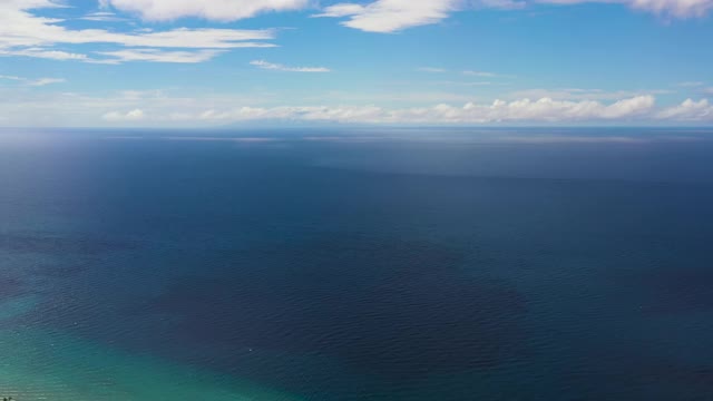 海景,鸟瞰图。蓝色的海和天空和云视频素材