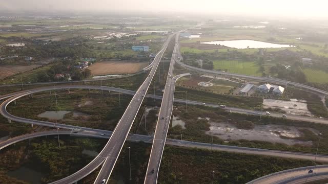 高速公路和沿路通往城市的道路都有自然景观。视频素材