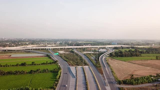 高速公路和沿路通往城市的道路都有自然景观。视频素材