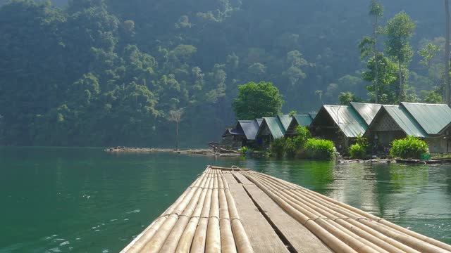 竹筏在周澜湖，泰国视频素材