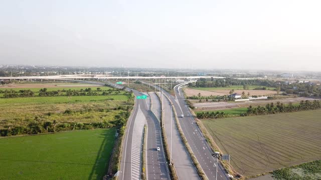 高速公路和沿路通往城市的道路都有自然景观。视频素材