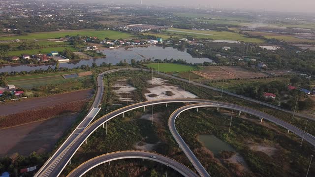 高速公路和沿路通往城市的道路都有自然景观。视频素材