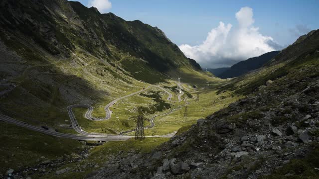 著名的transagarasan山蜿蜒公路与汽车视频素材