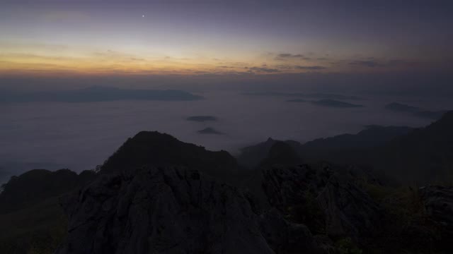 在泰国清莱的Doi Pha Mon美丽的朦胧山脉的4K时间流逝视频素材