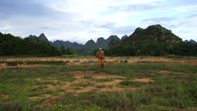 疲惫的士兵因为在水和泥泞中战斗而疲惫不堪。视频素材