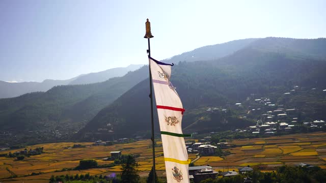 不丹谷地的宗庙和宗教祈祷旗视频素材