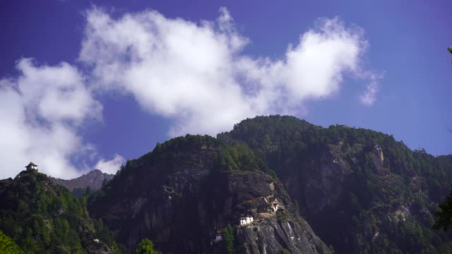 老虎巢帕罗Taktsangat夏天的一天在上帕罗山谷喜马拉雅不丹视频素材