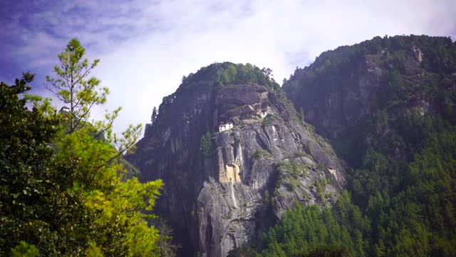 老虎巢帕罗Taktsangat夏天的一天在上帕罗山谷喜马拉雅不丹视频素材