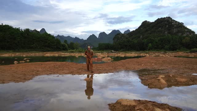 疲惫的士兵在泥泞和水中搜寻敌人。视频素材