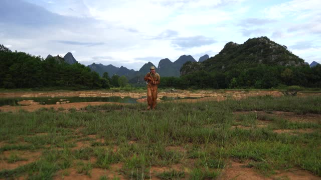 谨慎而疲惫的士兵扫视着敌人。视频素材