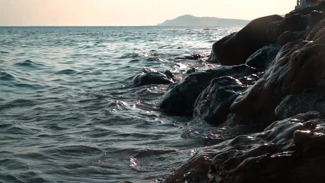 海浪冲击着岩石视频素材