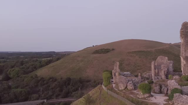 英国多塞特的中世纪考夫城堡遗址侧面展示视频素材