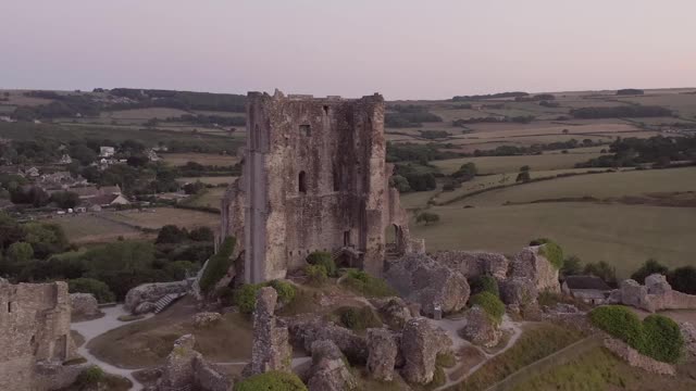 英国多塞特郡考夫城堡遗址附近的近距离空中跟踪，背景是考夫山和波贝克山视频素材