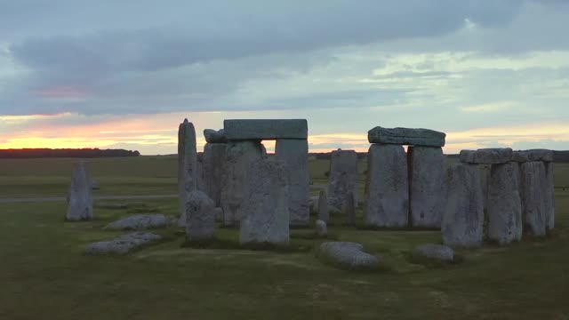 英国巨石阵-日落时近距离追踪巨石圈视频素材