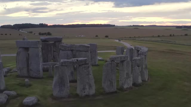 英国巨石阵——日落时分，近距离空中跟踪巨石圈视频素材