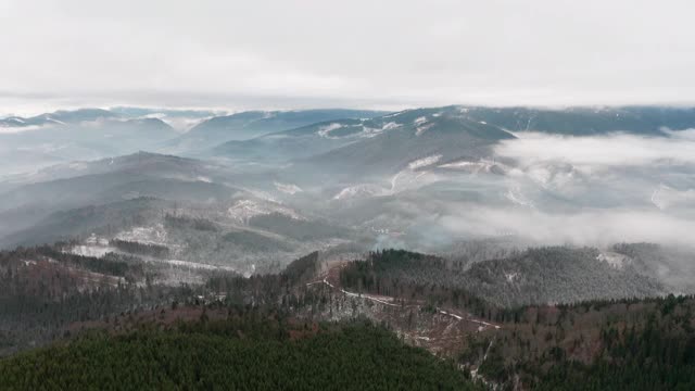 鸟瞰图。神秘的山景在一个多云的秋日。高原上雾蒙蒙的森林。自然背景。喀尔巴阡山脉。多云灰色冬季景观视频素材