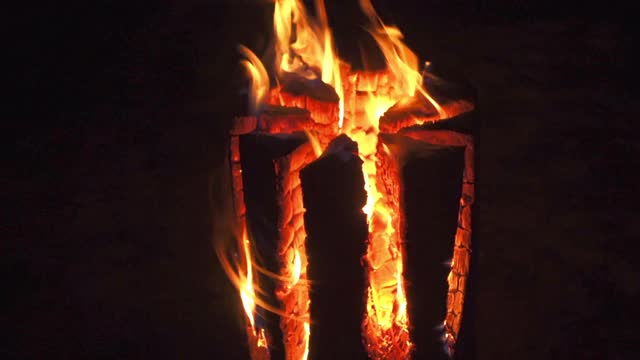 芬兰蜡烛燃烧时火焰明亮。视频素材